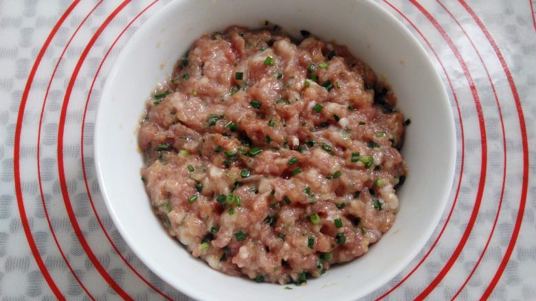 0技巧高颜值——玫瑰花饺子,用筷子沿顺时针方向搅拌均匀,肉比较有嚼劲,拌好的肉馅放一边备用