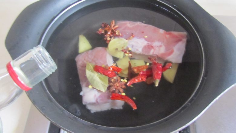 青椒素鸡炒回锅肉,将<a style='color:red;display:inline-block;' href='/shicai/ 428'>五花肉</a>放入冷水中, 加入大料和少许高度白酒;