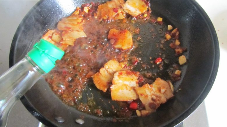 青椒素鸡炒回锅肉,加入少许<a style='color:red;display:inline-block;' href='/shicai/ 788'>生抽</a>翻炒一下;