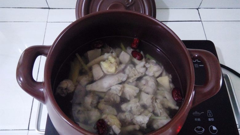 淮山煲鸡汤, 砂锅里的水再次烧开,放入鸡块,大火煲10分钟