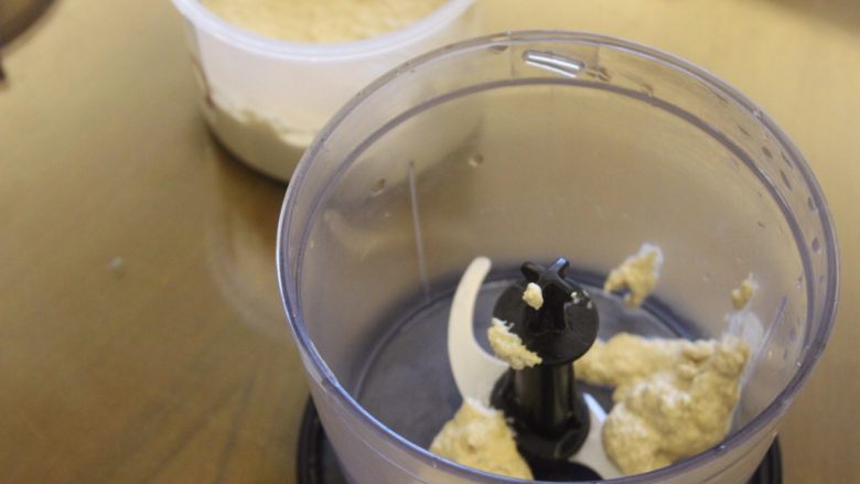 西式健身餐又名的“Hummus”,把<a style='color:red;display:inline-block;' href='/shicai/ 701'>芝麻酱</a>放到搅拌机里(我用了自己做的)