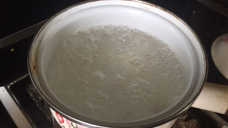 番茄鸡蛋意面,准备一个小煮锅,放入凉水,放入少许盐,大火煮开;