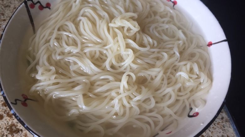 番茄鸡蛋意面,面条烧断生,放入凉开水中,搅拌下,待用,这样面条不容易糊;