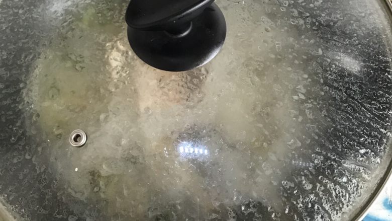 鲫鱼豆腐汤,加水,我加冷水,偷懒,滴入几滴料酒,盖锅 大火煮沸 ,转小火炖.