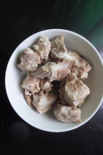 玉米排骨汤,把飞水后的<a style='color:red;display:inline-block;' href='/shicai/ 434'>排骨</a>捞出待用