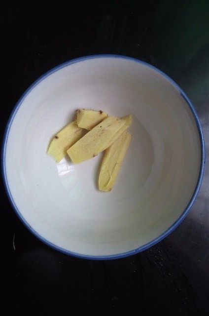 玉米排骨汤,鲜姜去皮切成厚片