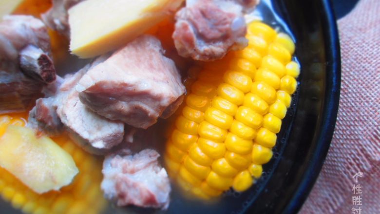 玉米排骨汤,骨头汤、排骨汤等是人们喜爱的食品,它含有丰富的卵磷脂、类粘蛋白和骨胶原。老年人常吃骨头汤能预防骨质疏松。