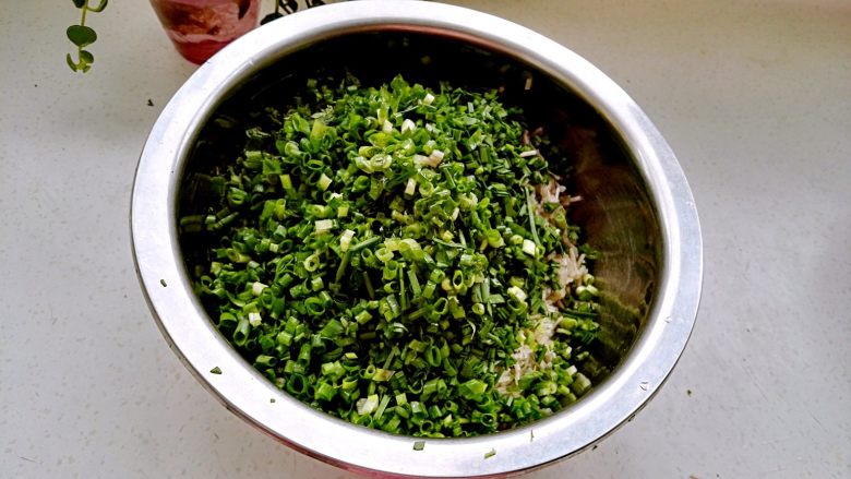 鸡蛋韭菜粉条馅菜馍(驻马店特色),把菜全部切碎放盆里。