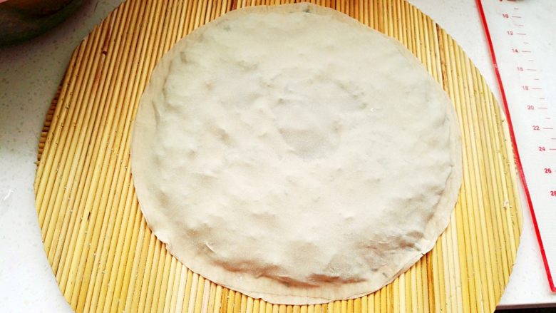 鸡蛋韭菜粉条馅菜馍(驻马店特色),一圈用手按严防漏馅。