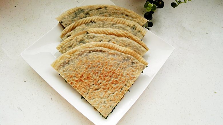鸡蛋韭菜粉条馅菜馍(驻马店特色),可以直接拿着吃(我们家是一人一个,嘿嘿!)