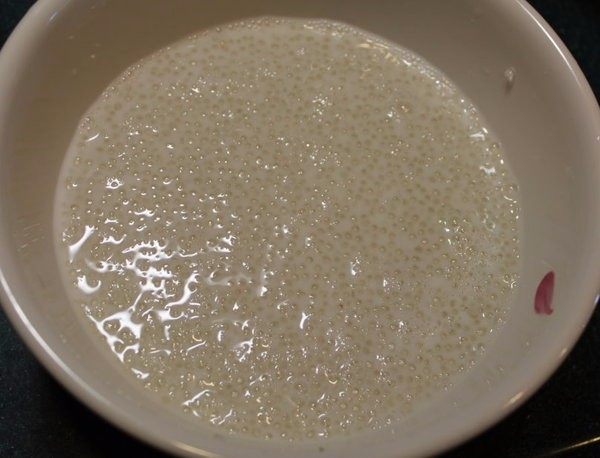 杨枝甘露,<a style='color:red;display:inline-block;' href='/shicai/ 866'>冰糖</a>50g加温牛奶100CC泡溶，放冷备用。把西谷米用冷水冲洗，沥干水份，再加入<a style='color:red;display:inline-block;' href='/shicai/ 866'>冰糖</a>牛奶拌匀冷藏保存。 