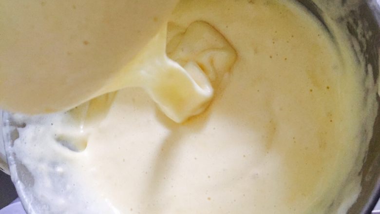 百香果海绵蛋糕,炒菜的手法快速混合好