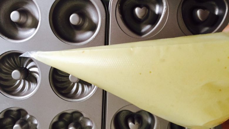 百香果海绵蛋糕,装入裱花袋中