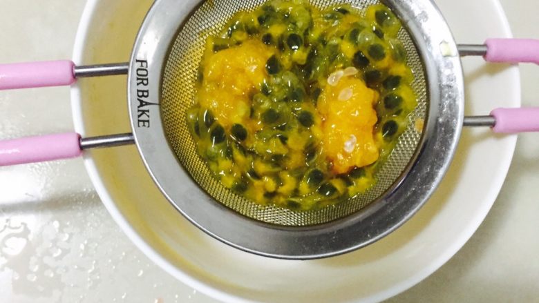 百香果海绵蛋糕,烤箱160度预热、百香果汁过滤出来备用