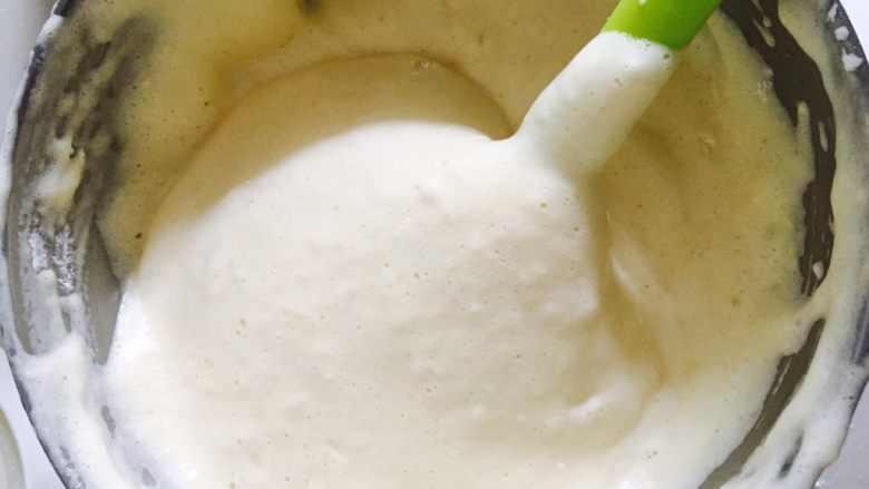 百香果海绵蛋糕,快速翻拌均匀  至无干粉颗粒