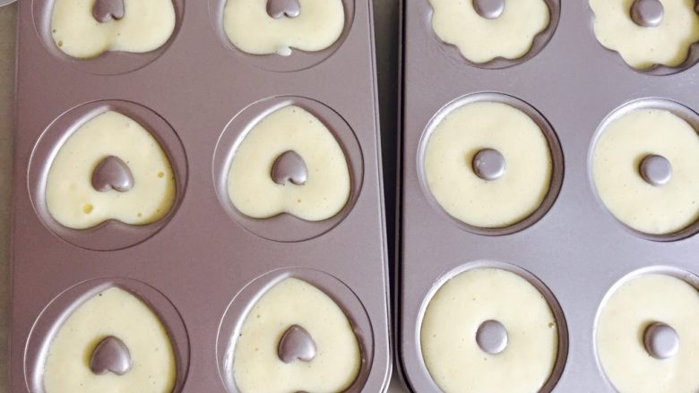 百香果海绵蛋糕,挤入模具  ，九分满即可！！震一下模具  将大气泡震出