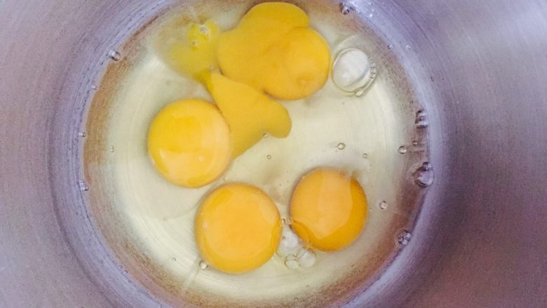 百香果海绵蛋糕,打蛋盆无水无油白糖分三次加入鸡蛋中！