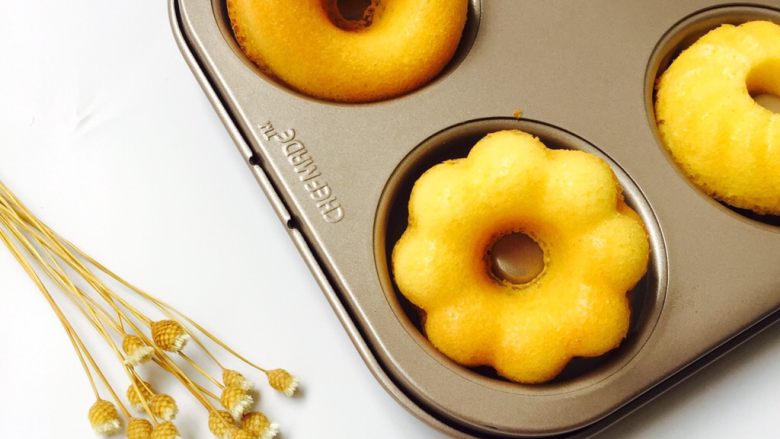 百香果海绵蛋糕,放入预热好的烤箱中   160度  30分钟左右  
