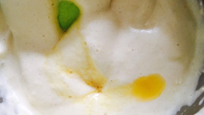 百香果海绵蛋糕,刮刀斜放45度  混合好的液体从刮刀上到下去