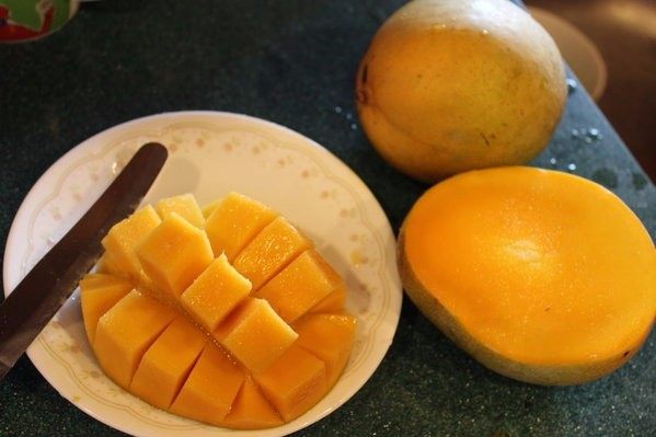 杨枝甘露,<a style='color:red;display:inline-block;' href='/shicai/ 598'>芒果</a>去皮，部分果肉切丁备用，其余打成果汁备用。