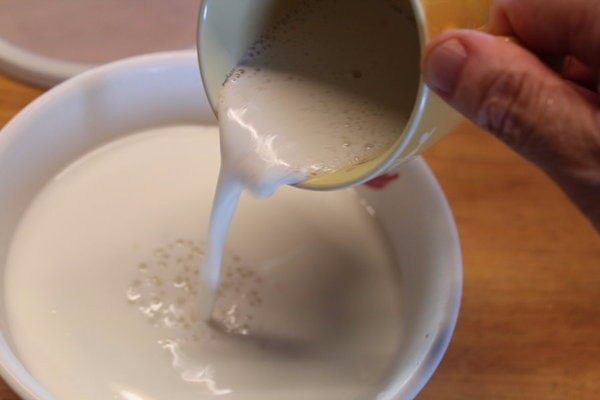 杨枝甘露,将剩下的鲜奶100CC、椰奶、西谷米、芒果汁，混合均匀