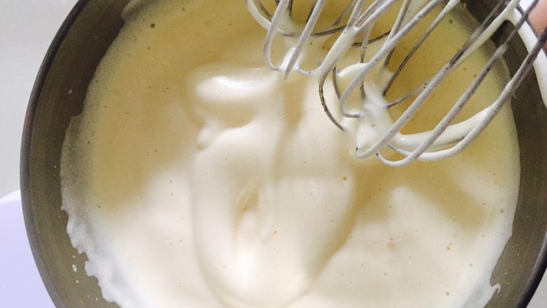 百香果海绵蛋糕,打至浓稠   画8字  不消失！说明就打好了，，低速再打一下边边整理气泡