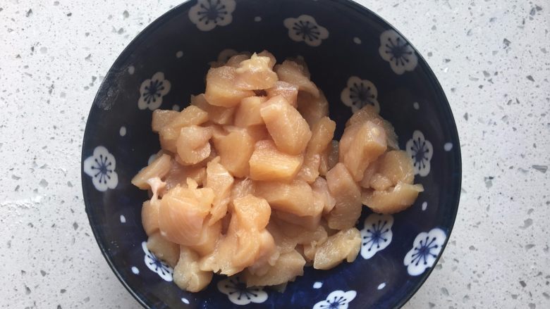 媲美KFC 的鸡米花,鸡胸洗净切成小块,具体大小参照外面吃的鸡米花