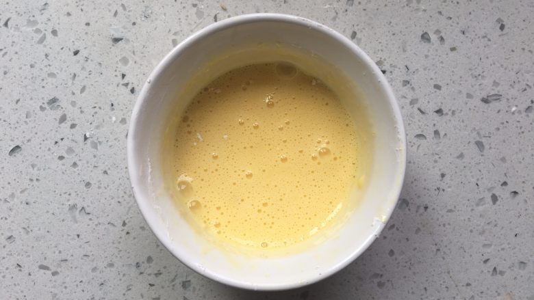 媲美KFC 的鸡米花,如果嫌一个个操作慢也可以用下面比较快速的方法,先将鸡蛋和淀粉搅匀