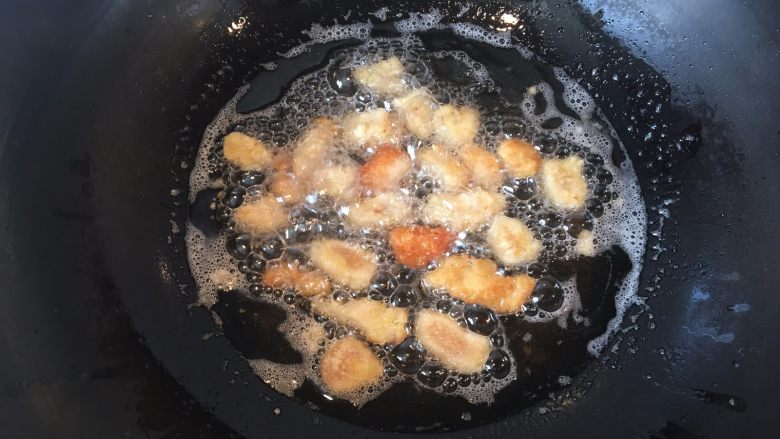 媲美KFC 的鸡米花,放入比较多的鸡肉,小火炸至金黄色