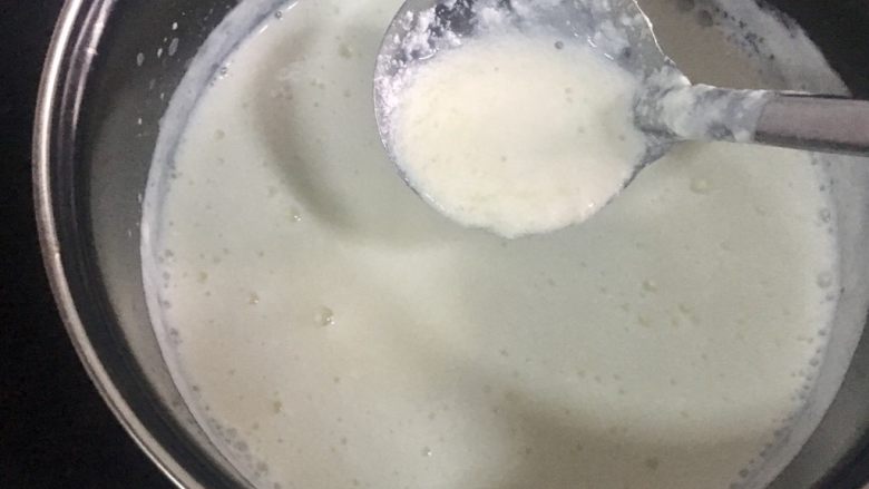 自制奶油奶酪,就像起了化学反应似的,白醋一加入,立刻就变的浓稠,出现絮状。