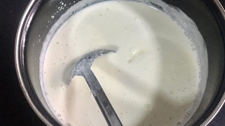 自制奶油奶酪,加入盐,搅拌均匀,静置十分钟。