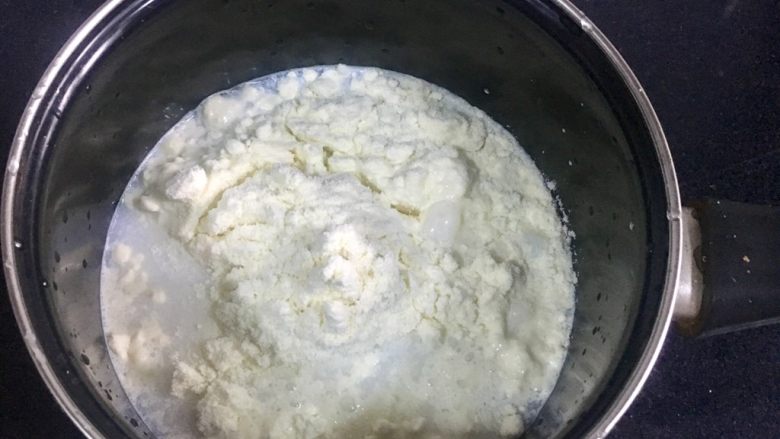 自制奶油奶酪,加入纯净水搅拌均匀。