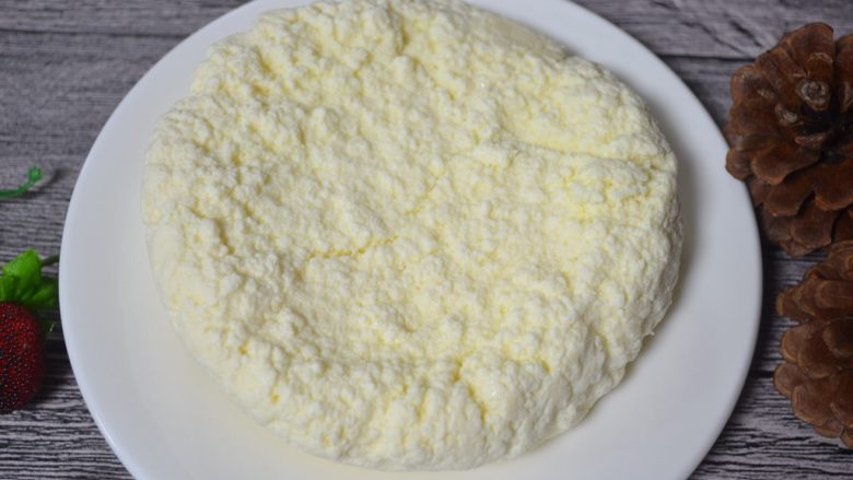 自制奶油奶酪,液体全部过滤出来以后就可以拿出来了,足足半斤重,新鲜的奶油奶酪,想做什么就做什么吧!