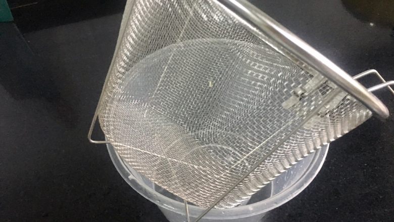 自制奶油奶酪,这个时间我们来准备过滤的模具,我是用的图上的煮面的漏网。