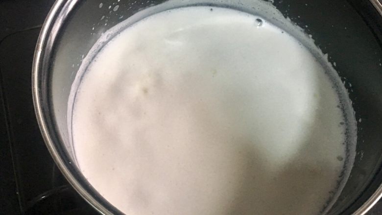 自制奶油奶酪,小火加热至刚刚沸腾,不要大开,只要略微冒泡就行,关火。