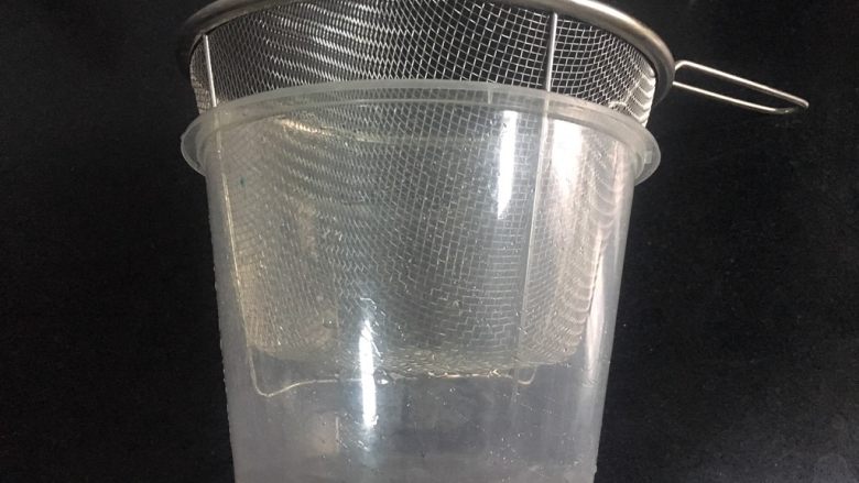 自制奶油奶酪,正好套放在打包饭盒里面,太配套了,如果没有这样的工具,那就随便自己看着用什么吧!总之能把液体过滤出来的就行。