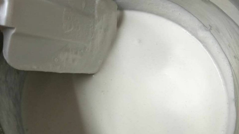 焦糖摩卡慕斯,焦糖棉花糖与50克牛奶和10克糖隔水加热至完全融合,晾凉与100克打发好了的淡奶油拌匀