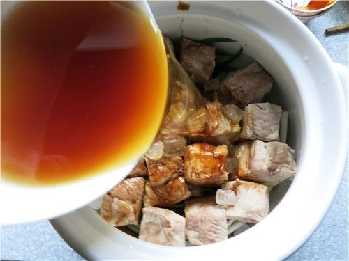 软糯香酥东坡肉,首先加入冰糖,按照液体的浓烈程度依次加入老抽和鲜味酱油、老黄酒