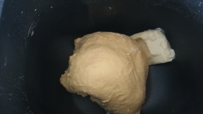 绵绵土司面包,第一次揉面结束后,放入黄油