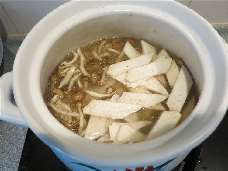 大补气血牛尾汤,三小时后,另起砂锅将处理好的食材山药、菌类放入锅底,加入牛骨汤,煮15分钟左右