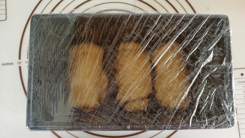 绵绵土司面包,包上保鲜膜,在室外第二次发酵