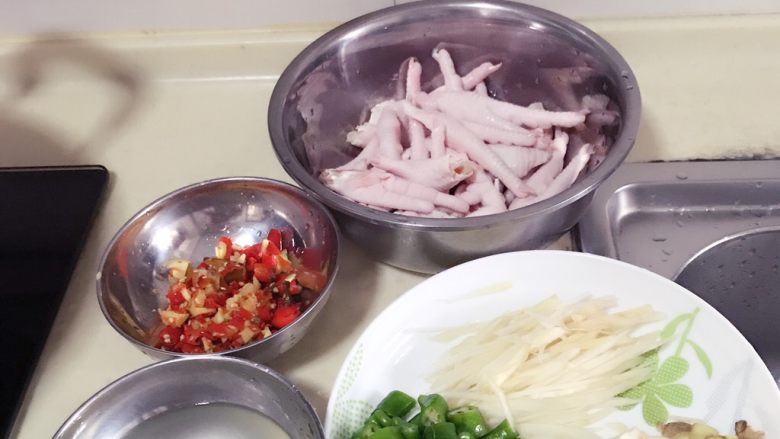 红烧凤爪,如图准备好食材