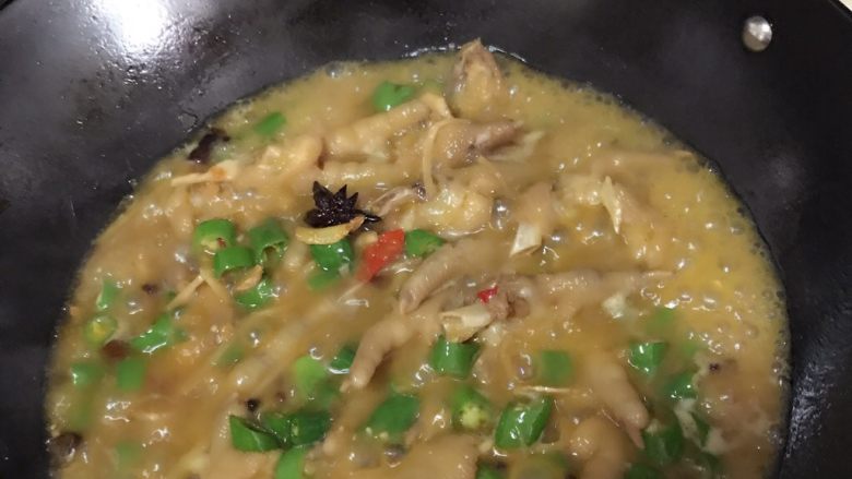 红烧凤爪,然后放入泡椒泡姜酱油，再倒入水，水刚好把鸡爪淹过即可，再放些盐，带水快烧干时放入<a style='color:red;display:inline-block;' href='/shicai/ 61'>青椒</a>，最后放味精起锅