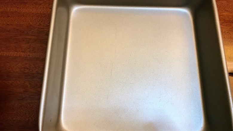 小暑食谱《红李牛奶冰淇淋》【冷饮】,准备好一个容器,我用20*20的蛋糕模具,你随意啊!