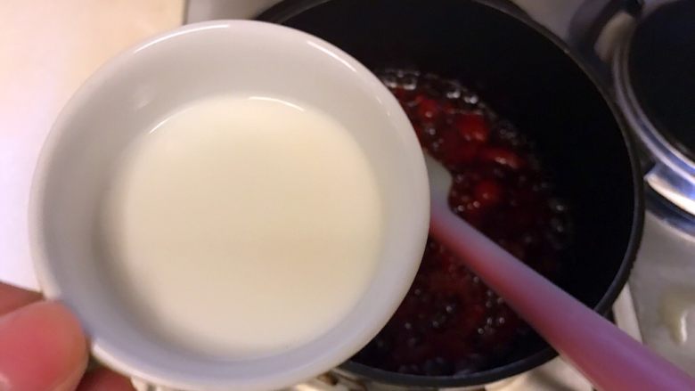 小暑食谱《红李牛奶冰淇淋》【冷饮】,明显看到果酱稠稠时,放入淀粉糊。看着放。我最后剩了一点点。果酱变得粘稠时。关火。