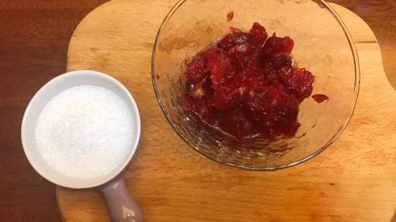 小暑食谱《红李牛奶冰淇淋》【冷饮】,李子去皮,切碎(大小随意)。