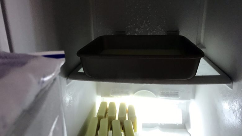 小暑食谱《红李牛奶冰淇淋》【冷饮】,牛奶液,放凉后,倒入容器,放在冷冻室,直到液体结块!(看到没有,下面是我做的榴莲雪糕😍,巨好吃!)当然如果你有冰淇淋机,这一步可以省略,你直接用冰淇淋机操作更好。