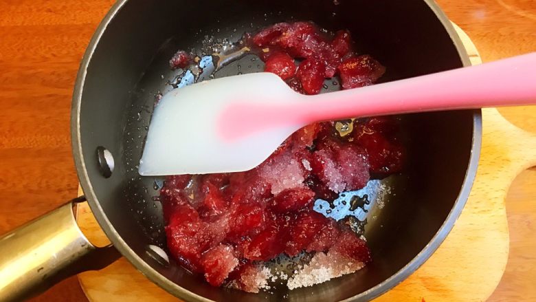 小暑食谱《红李牛奶冰淇淋》【冷饮】,白砂糖/木糖醇+果肉放在不粘锅内,搅拌均匀,腌制30分钟,目的是让水果适当果胶。