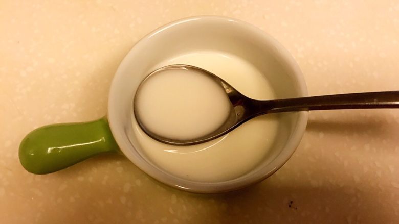 小暑食谱《红李牛奶冰淇淋》【冷饮】,一半的<a style='color:red;display:inline-block;' href='/shicai/ 903'>朗姆酒</a>和淀粉搅拌均匀,备用。