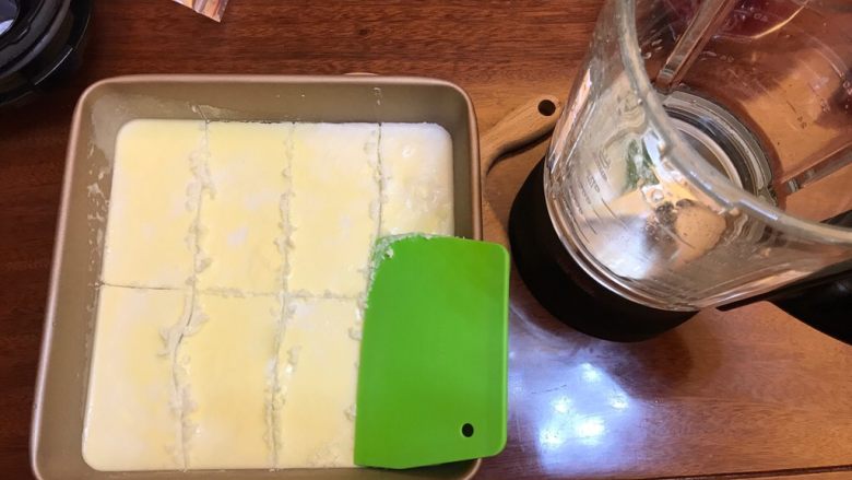 小暑食谱《红李牛奶冰淇淋》【冷饮】,结块的冰淇淋液体,切成小块,用搅拌机/破壁机搅拌成泥,目的就是代替冰淇淋机,让冰淇淋中充满空气,变得轻盈一些。
